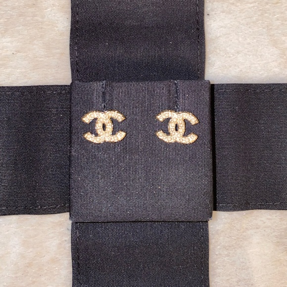 Chanel Pearl CC Studs - Picture 3 of 8